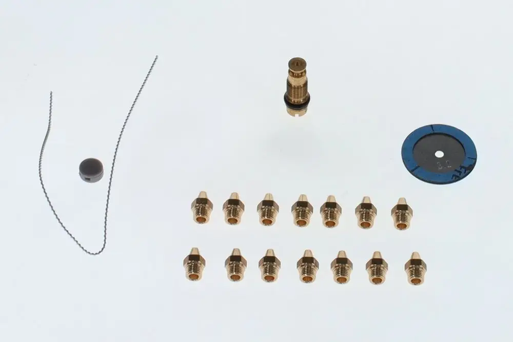 BOSCH Umbausatz bestehend aus mehreren Messingdüsen, einem Ventilelement, einem O-Ring und weiteren Komponenten auf hellem Hintergrund.